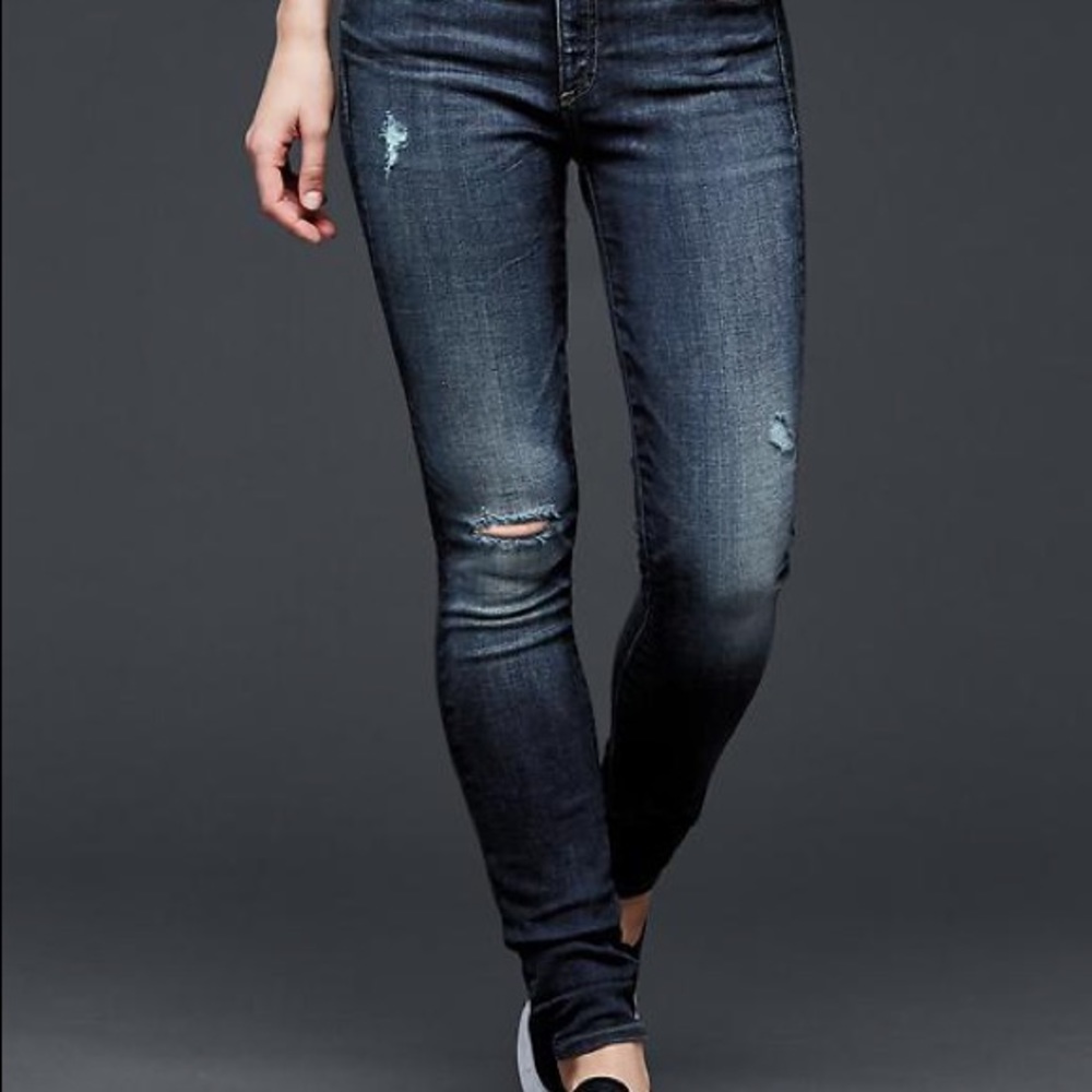 Gap distressed skinnies
